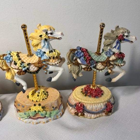 Heritage House Carousel Horses. Collectible. Set of 4 - Picture 4 of 5